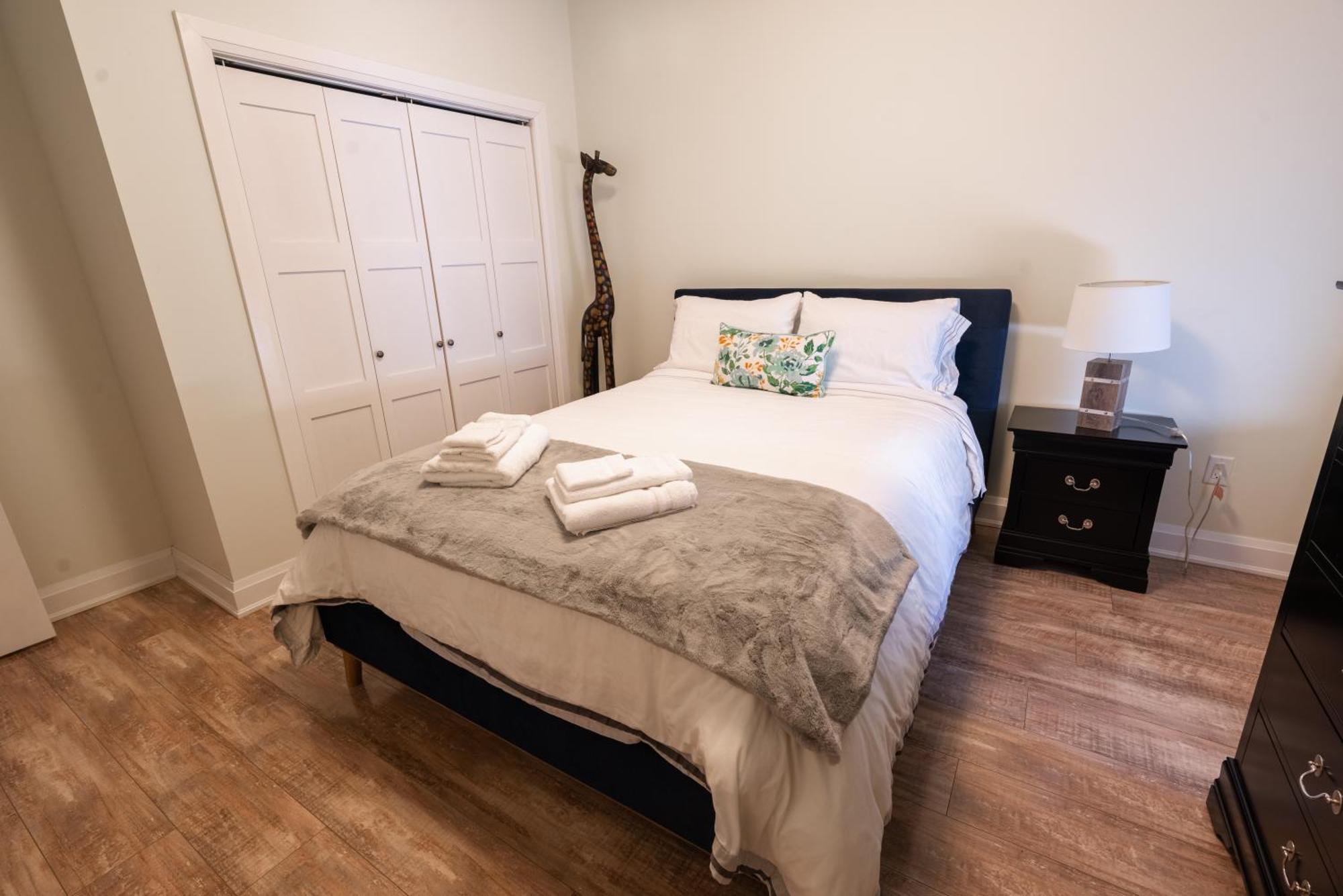 Spacious 3 Bedroom Apartment In Heart Of Niagara Thorold Kültér fotó