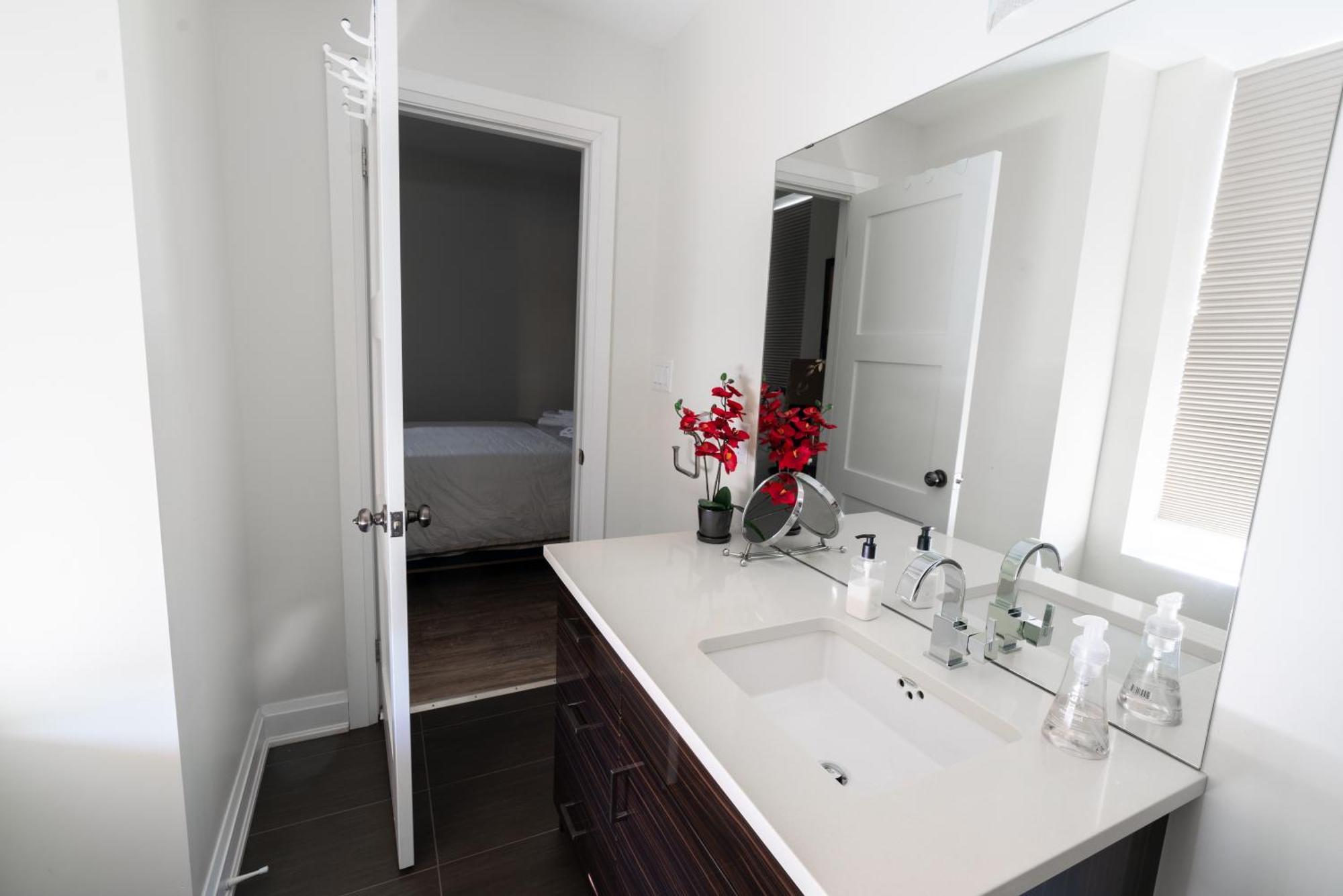 Spacious 3 Bedroom Apartment In Heart Of Niagara Thorold Kültér fotó