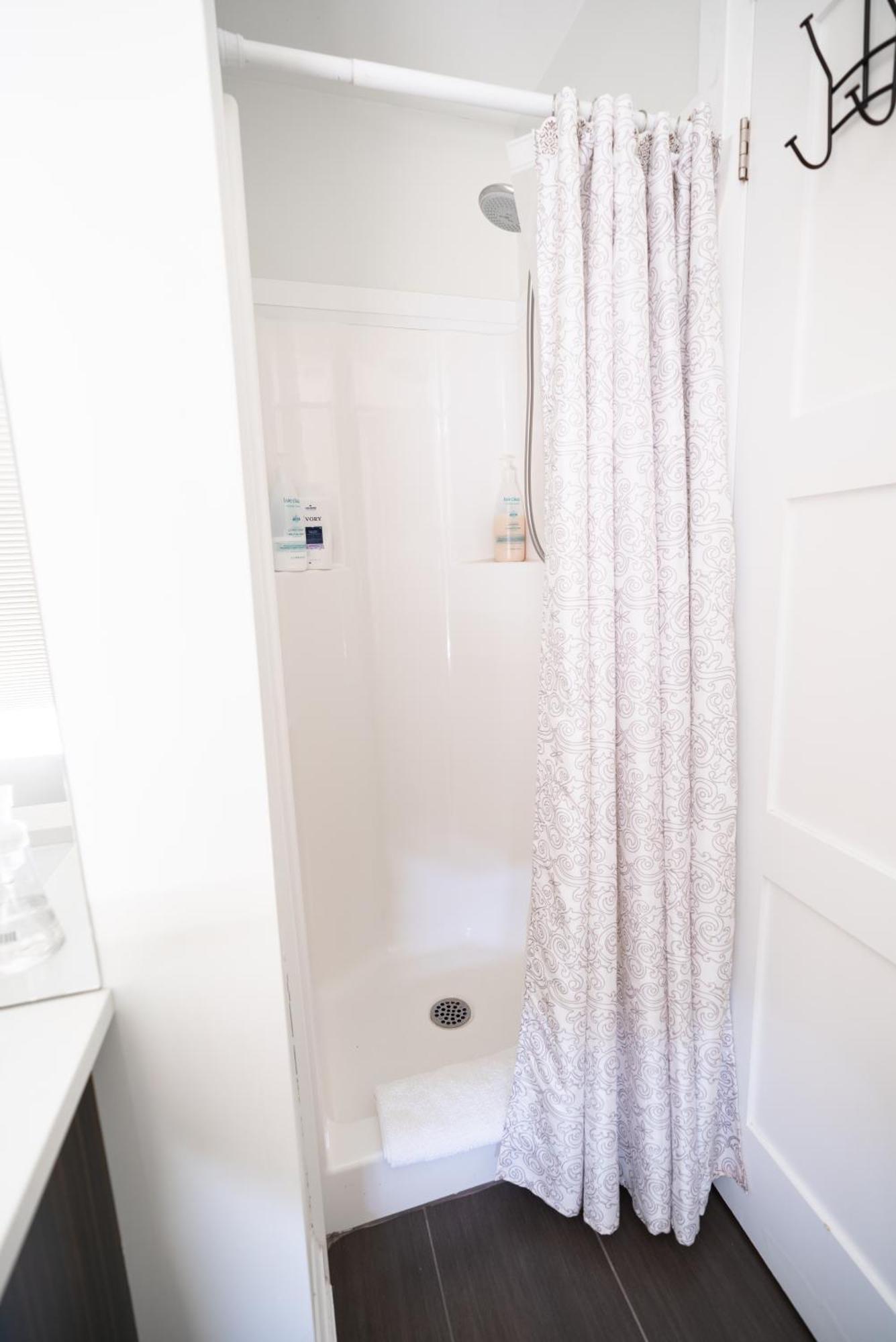 Spacious 3 Bedroom Apartment In Heart Of Niagara Thorold Kültér fotó